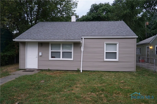 view of front facade featuring a front yard