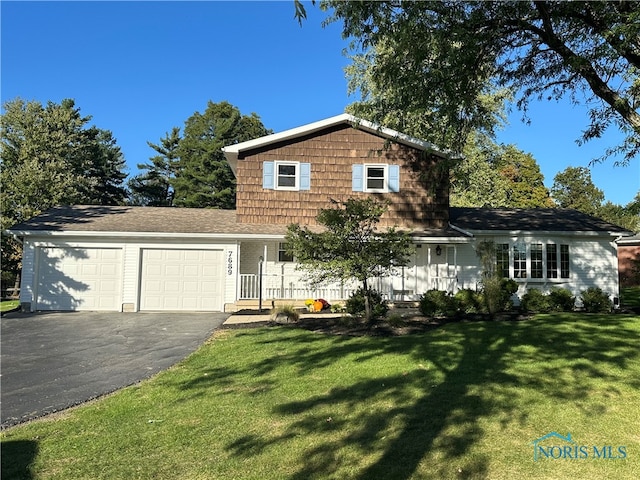 view of front property featuring a front lawn and a garage