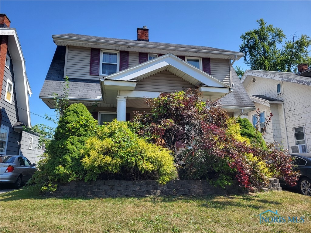 view of front of home featuring a front yard