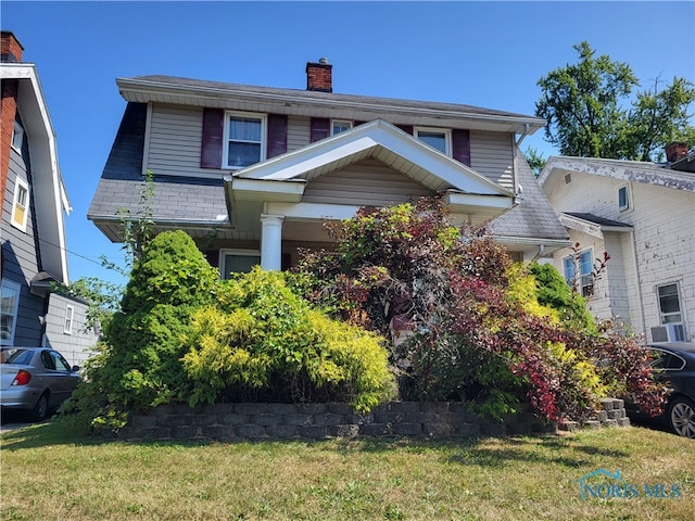 view of front of home featuring a front yard