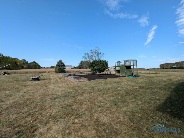 view of yard featuring a rural view