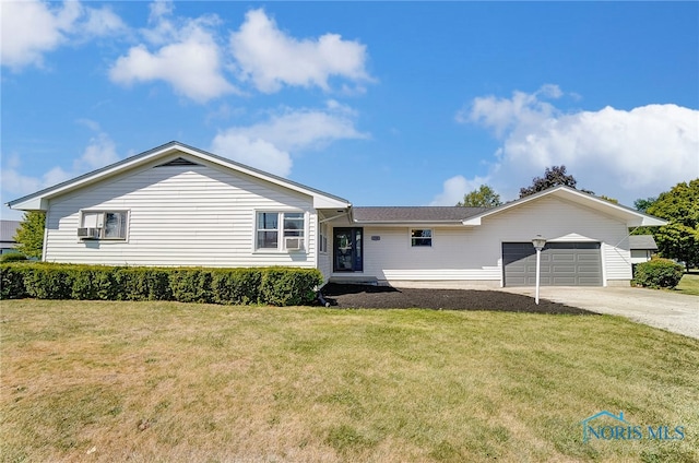 single story home featuring a front lawn