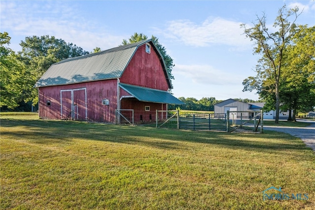 view of outdoor structure with a yard