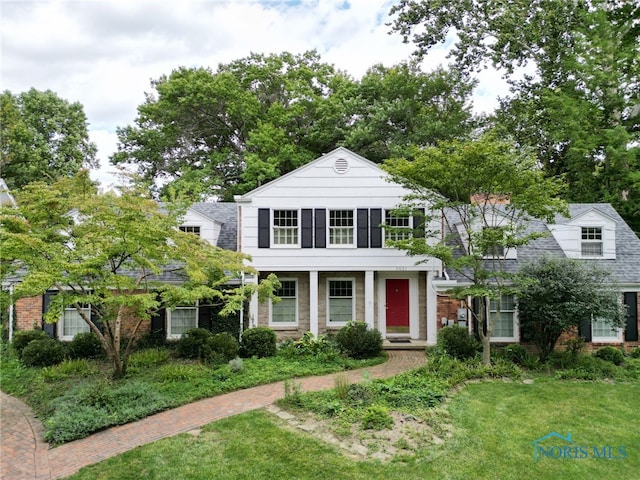 view of front of home featuring a front yard