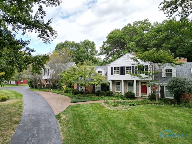 view of front of house featuring a front lawn