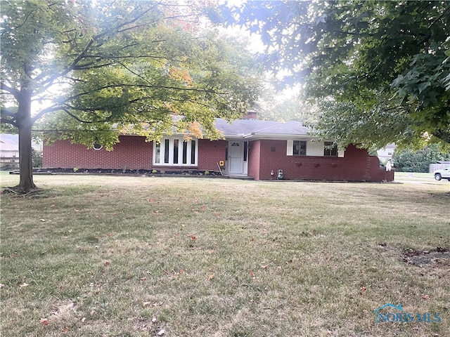 ranch-style home featuring a front lawn