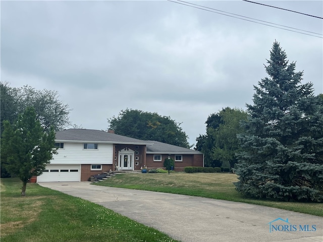 view of front of home featuring a front yard