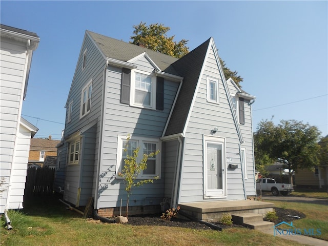 view of front facade featuring a front lawn