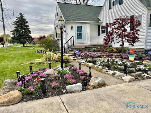 view of front facade with a front lawn