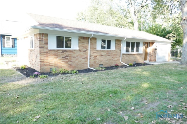 single story home with a front lawn