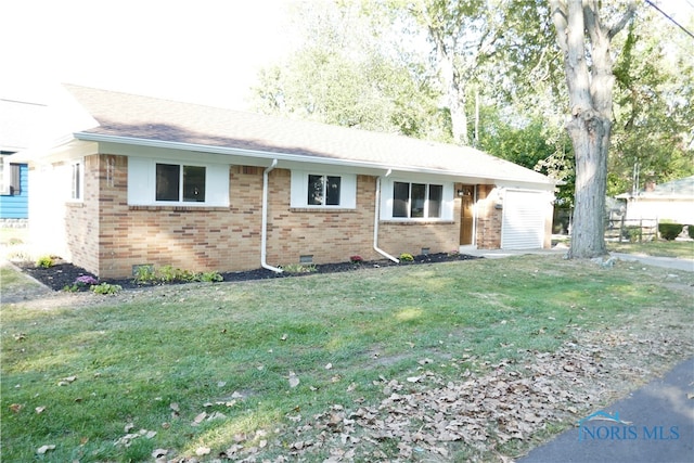 single story home featuring a front lawn