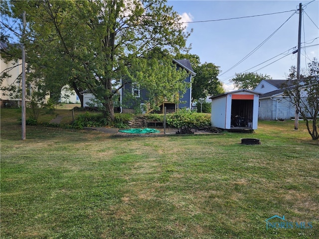 view of yard featuring a storage shed