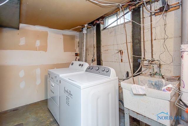 washroom featuring sink and washing machine and clothes dryer