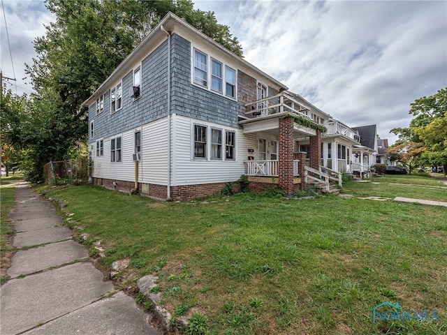 view of front of property featuring a porch and a front lawn