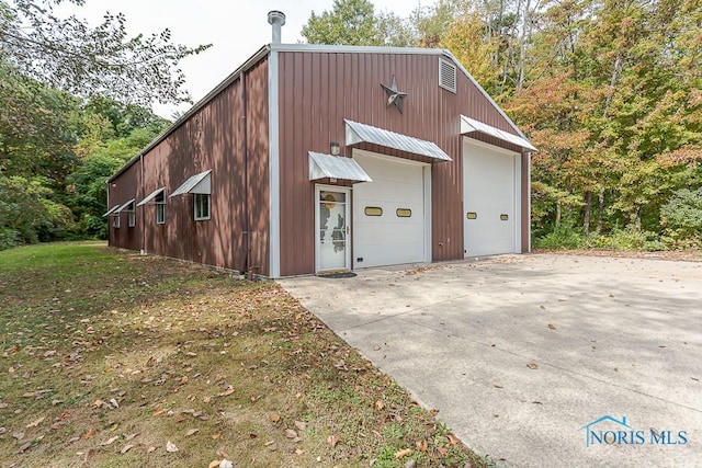 view of detached garage