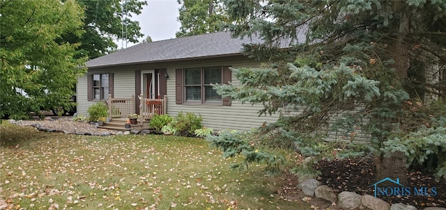 view of front of property featuring a front lawn