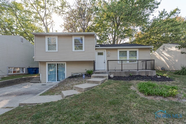 view of front of property with a front yard