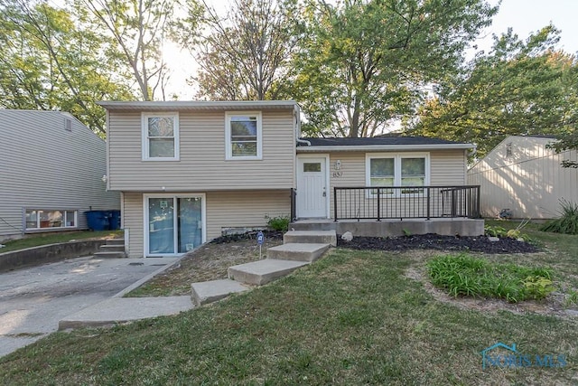 837 Burke Glen Rd, Toledo, OH 43607 - tri-level home with a front lawn