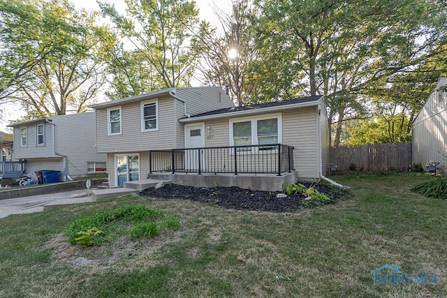 view of front of property featuring a front lawn