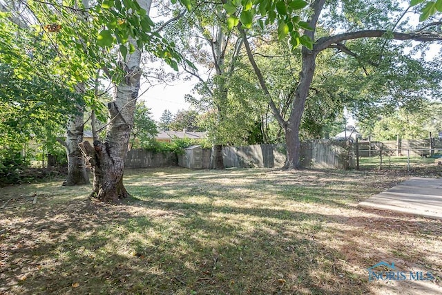 837 Burke Glen Rd, Toledo, OH 43607 - view of yard with a fenced backyard