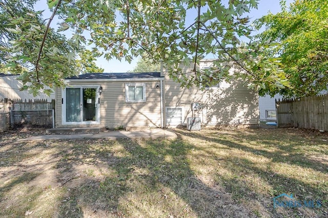 837 Burke Glen Rd, Toledo, OH 43607 - rear view of property with fence, a lawn, and a garage