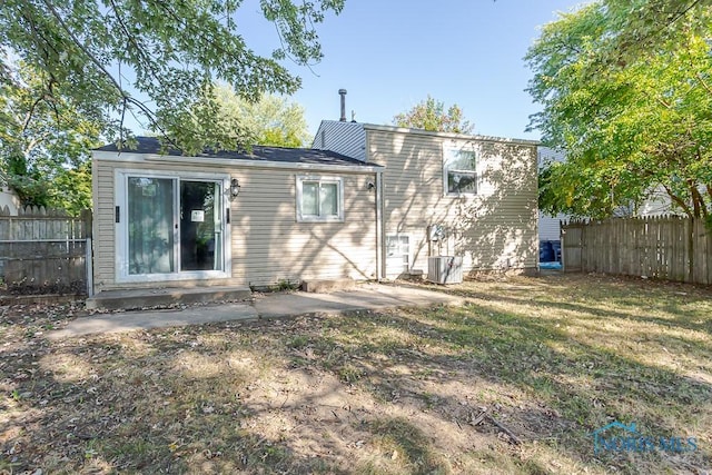 837 Burke Glen Rd, Toledo, OH 43607 - back of house with fence, a patio area, and a lawn