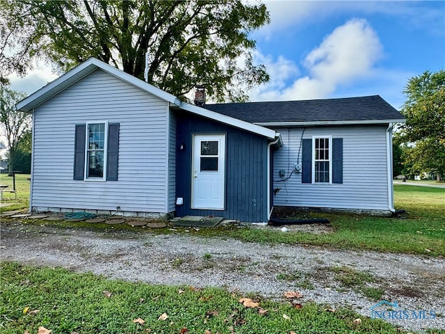 view of front of property with a front yard