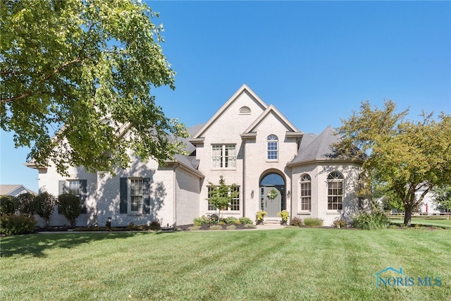 view of front of home featuring a front yard