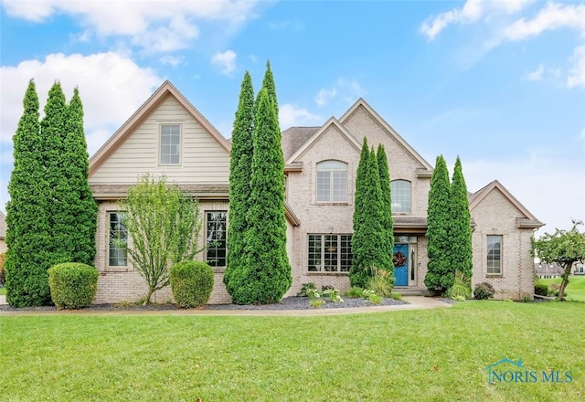 front facade featuring a front lawn