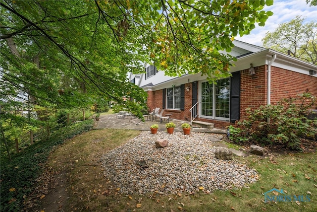 view of yard featuring a patio area