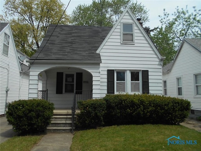 view of front of property with a front lawn