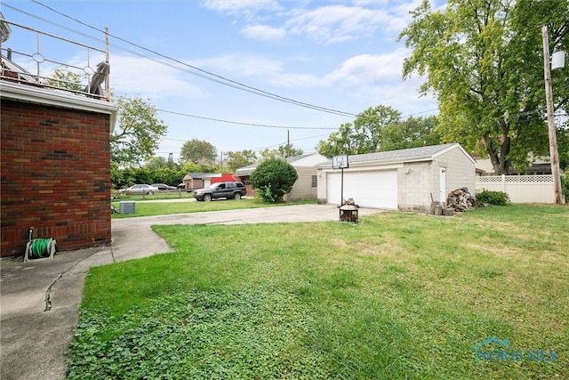 view of yard featuring an outbuilding