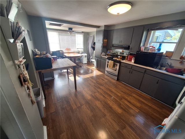 kitchen with ceiling fan, sink, gray cabinetry, electric stove, and dark hardwood / wood-style flooring