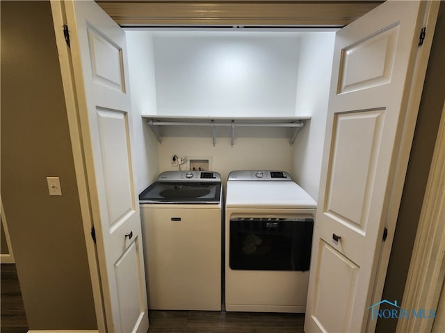 washroom with dark wood-type flooring and independent washer and dryer