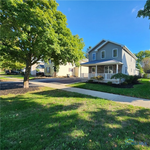 view of front of property featuring a front lawn and a porch