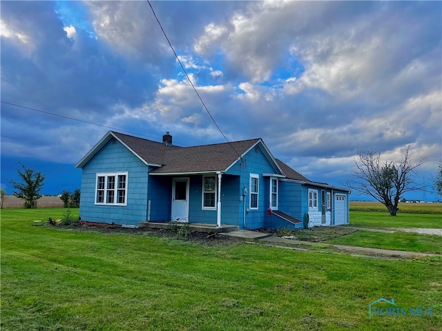 ranch-style home featuring a front lawn