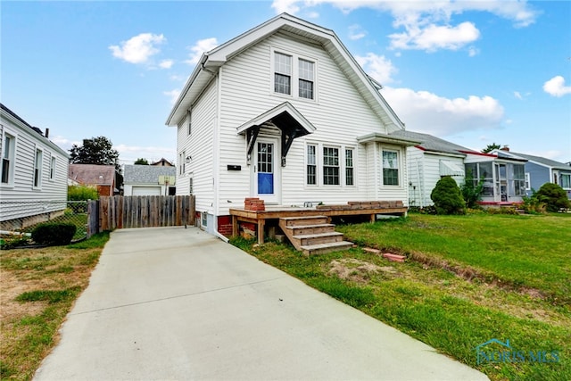 view of front of house featuring a front yard