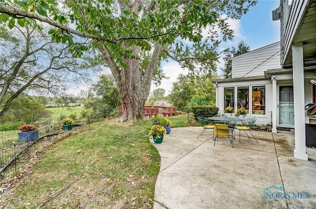 view of yard featuring a patio area