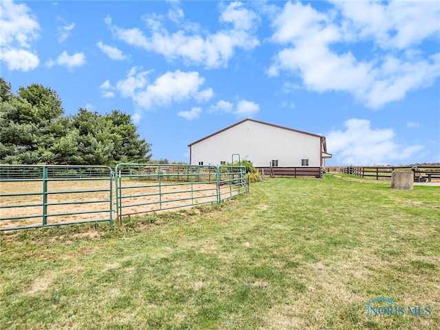 view of yard featuring a rural view