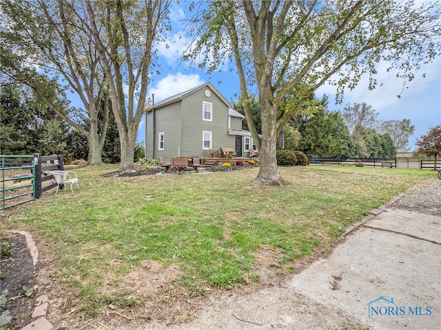 view of side of property featuring a lawn