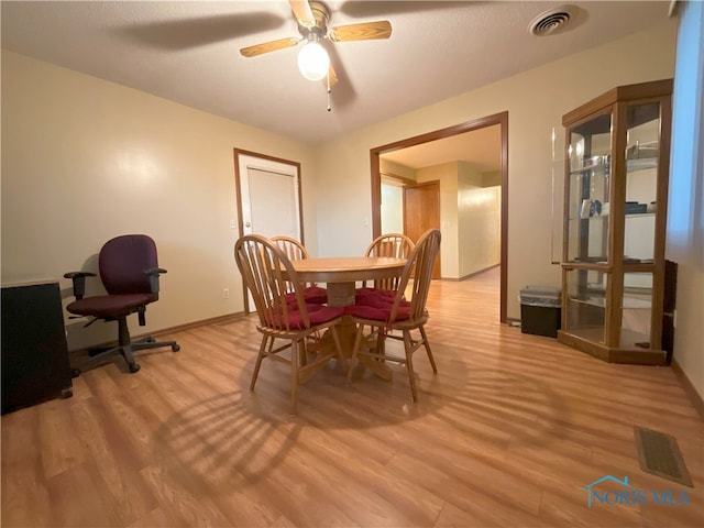 dining area featuring a textured ceiling, light hardwood / wood-style floors, and ceiling fan