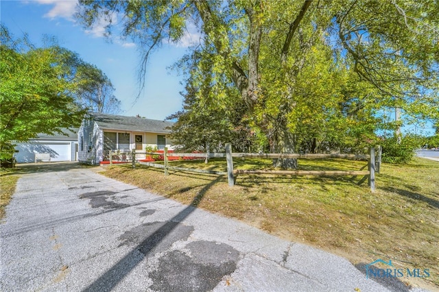 view of front of home featuring a front lawn and a garage