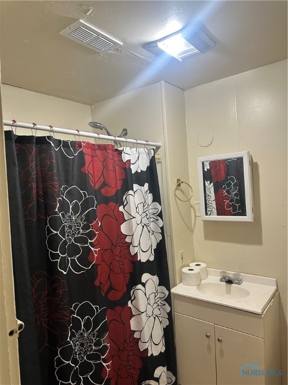 bathroom featuring a shower with curtain and vanity