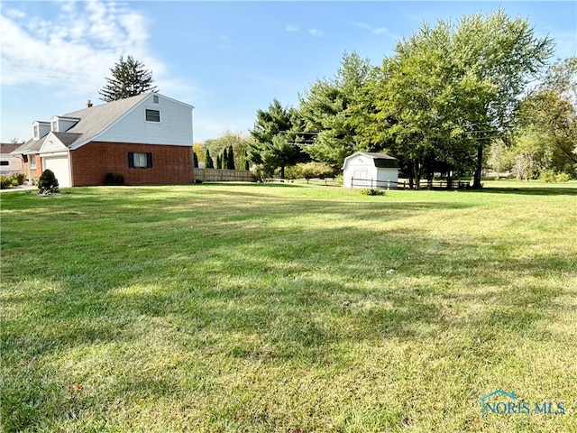 view of yard with a shed