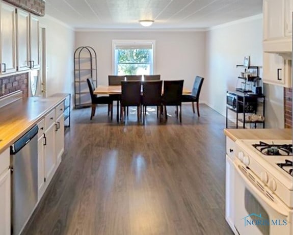 dining area featuring dark hardwood / wood-style flooring and crown molding