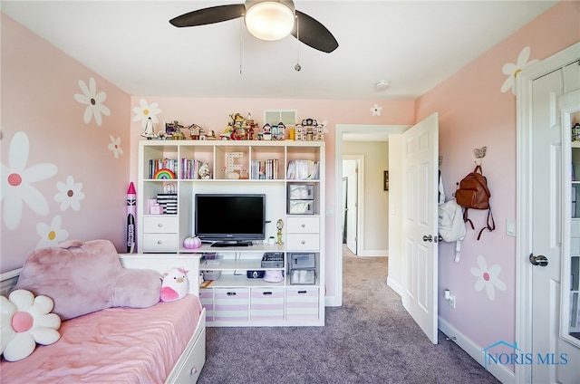 carpeted living room featuring ceiling fan