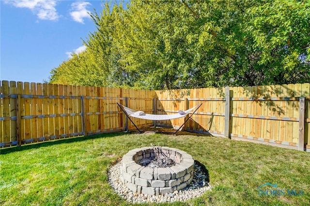 view of yard featuring a fire pit