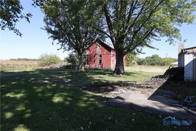 view of yard with an outbuilding