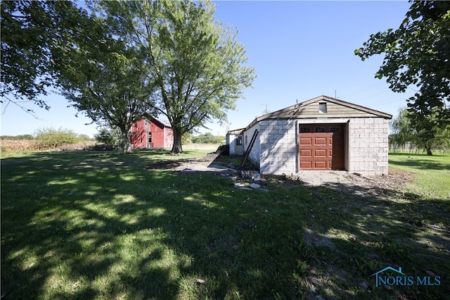 view of yard with an outdoor structure