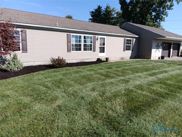 view of front facade with a front lawn